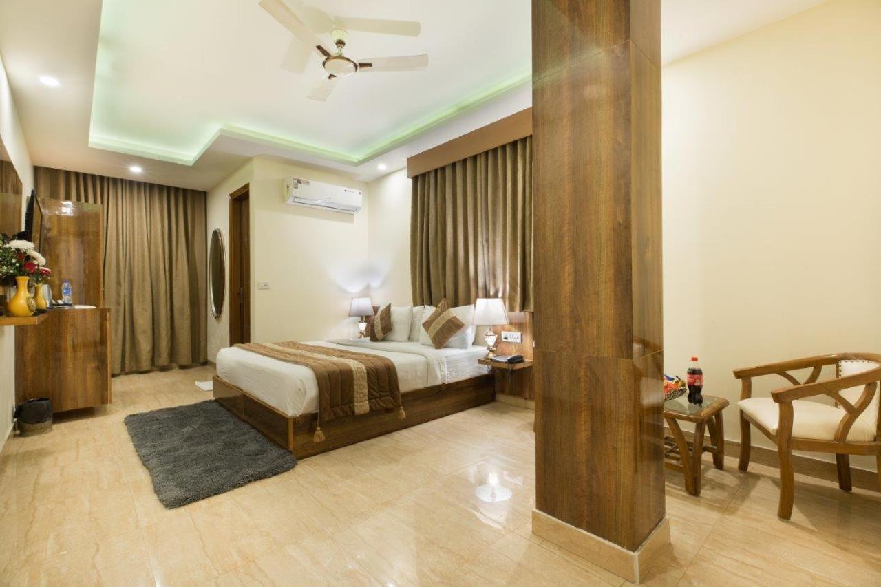 Hotel Viva Palace By Opo New Delhi Exteriör bild