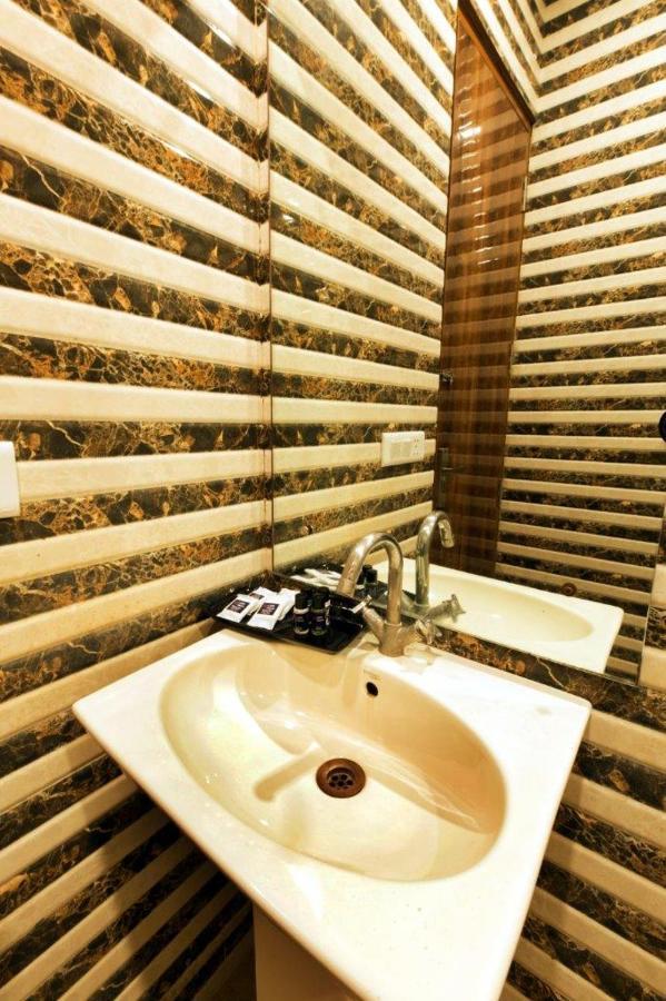 Hotel Viva Palace By Opo New Delhi Exteriör bild